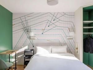 Postel nebo postele na pokoji v ubytování ibis Styles Asnieres Centre