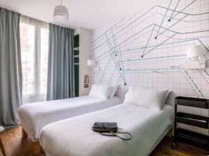 Postel nebo postele na pokoji v ubytování ibis Styles Asnieres Centre