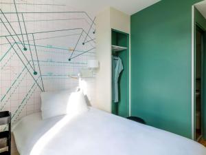 Postel nebo postele na pokoji v ubytování ibis Styles Asnieres Centre