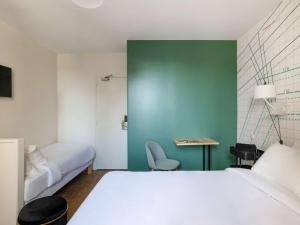 Postel nebo postele na pokoji v ubytování ibis Styles Asnieres Centre