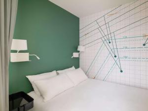 Postel nebo postele na pokoji v ubytování ibis Styles Asnieres Centre