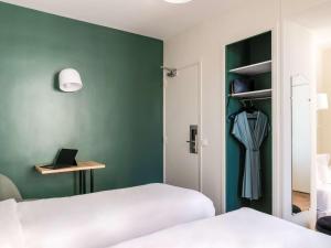 Postel nebo postele na pokoji v ubytování ibis Styles Asnieres Centre