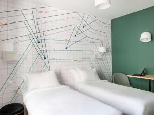 Postel nebo postele na pokoji v ubytování ibis Styles Asnieres Centre