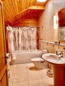 Tamga的住宿－Family club Royal-apricot，浴室配有卫生间、盥洗盆和浴缸。