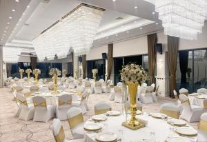 A restaurant or other place to eat at The Conforium Hotel Van Még 37 kép
