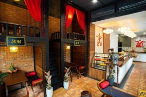 restauracja ze stołem i krzesłami w pokoju w obiekcie Lynlan Hostel & Cafe w mieście Hat Yai