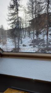 a view of a snow covered field from a window at Appartement 4 personnes Puy St Vincent 1700 in Puy-Saint-Vincent