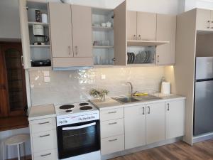 A kitchen or kitchenette at Sunlight Stonehouse