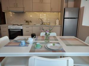 A kitchen or kitchenette at Sunlight Stonehouse