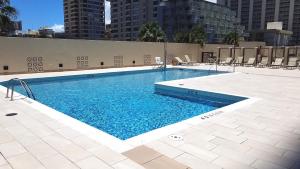 Bazén v ubytování Waikiki Kuhio 1-bedrm Apt, Ocean view, Free Parking & Wifi nebo v jeho okolí