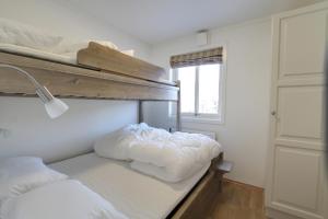 מיטה או מיטות קומותיים בחדר ב-Stølstunet Leiligheter