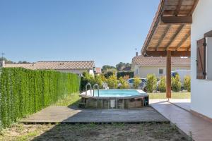 a backyard with a hot tub and a fence at Maison pour 6 personnes à Tosse in Tosse