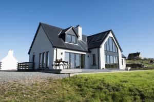 una gran casa blanca con techo negro en Clach Gorm en Stornoway