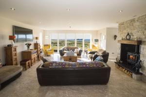un soggiorno con divano e camino di Clach Gorm a Stornoway