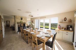 uma grande sala de jantar com mesa e cadeiras em Clach Gorm em Stornoway