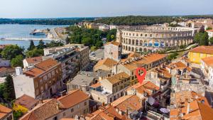 Nespecifikovaný výhled na destinaci Pula nebo výhled na město při pohledu z apartmánu