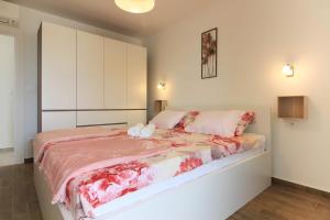 Posteľ alebo postele v izbe v ubytovaní Villa Sunshine with private Hydromassage Pool near the beach