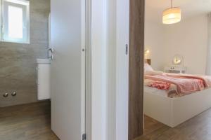 Posteľ alebo postele v izbe v ubytovaní Villa Sunshine with private Hydromassage Pool near the beach