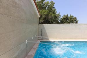 Bazén v ubytovaní Villa Sunshine with private Hydromassage Pool near the beach alebo v jeho blízkosti