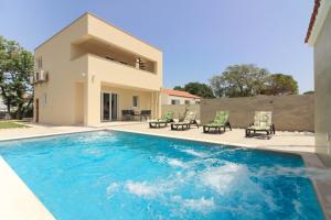 Bazén v ubytovaní Villa Sunshine with private Hydromassage Pool near the beach alebo v jeho blízkosti