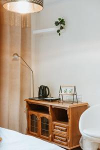 a bedroom with a bed and a table with a toilet at Rooms Gdańsk Wrzeszcz centrum in Gdańsk