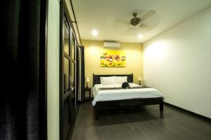 Una cama o camas en una habitación de Villa Cinta Buana2
