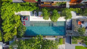 einen Blick über den Pool in einem Park mit Bäumen in der Unterkunft North Hill City Resort -SHA Extra Plus in Hang Dong