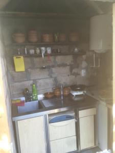 una piccola cucina con bancone e piano di lavoro di Ambar a Nova Varoš