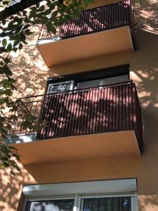 Balkón alebo terasa v ubytovaní Karman Apartman - 2 bedroom entire flat in the center