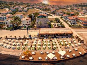 uma vista aérea de um resort com cadeiras e guarda-sóis em CUNDA AKSAÇ OTEL em Ayvalik