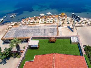 een uitzicht over een resort met een gazon en het water bij CUNDA AKSAÇ OTEL in Ayvalık