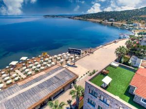 uma vista aérea de uma praia e de uma massa de água em CUNDA AKSAÇ OTEL em Ayvalik