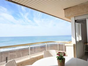 balcón con mesa, sillas y vistas al océano en Villa Service - Barco 3º, en Calafell