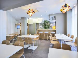 En restaurant eller et andet spisested på Kyriad Paris 18 - Porte de Clignancourt - Montmartre