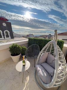 d'une terrasse avec une chaise et une table sur un balcon. dans l'établissement Olympic Boutique, à Constanţa