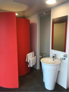 Un baño de Chromotel self check-in
