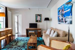 un soggiorno con divano e tavolo di numa I Belfort Rooms & Apartments a Berlino