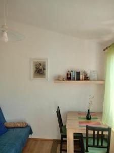 sala de estar con mesa y sofá en Vala, en Božava