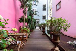 un pasillo de un edificio rosa con mesas y macetas en Numa Berlin Belfort, en Berlín