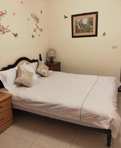 A bed or beds in a room at Nantang No. 1
