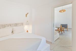Agnantema luxury suites客房内的一张或多张床位