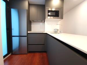 A kitchen or kitchenette at Expoholidays - Apartamento Rueda Lopez (7ºB)