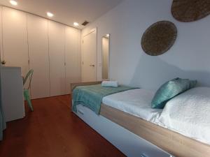 A bed or beds in a room at Expoholidays - Apartamento Rueda Lopez (7ºB)