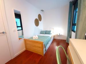 A bed or beds in a room at Expoholidays - Apartamento Rueda Lopez (7ºB)