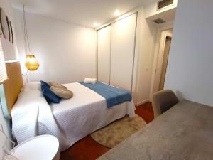 A bed or beds in a room at Expoholidays - Apartamento Rueda Lopez (7ºB)