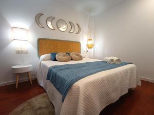 Tempat tidur dalam kamar di Expoholidays - Apartamento Rueda Lopez (7ºB)