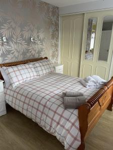 Giường trong phòng chung tại Minnie's Cottage