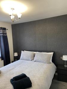 Giường trong phòng chung tại Minnie's Cottage