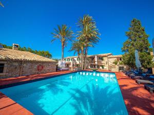 una piscina en una villa con palmeras en Can Cap de Bou by Alquilair en Pollença