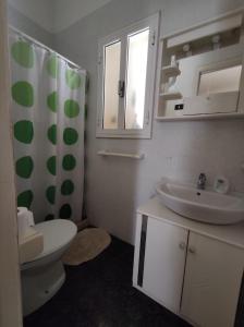 ファザーノにあるLa casa di Nonnoのバスルーム(洗面台、トイレ、シャワーカーテン付)